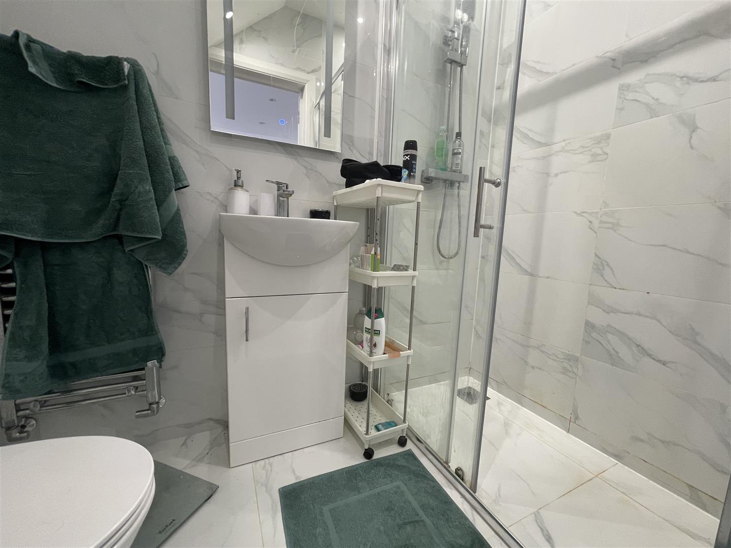 1 bed property in Regents Park Road, London